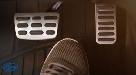 Si Può Guidare Con Le Ciabatte Cosa Dice La Legge E Perché Evitarlo Min