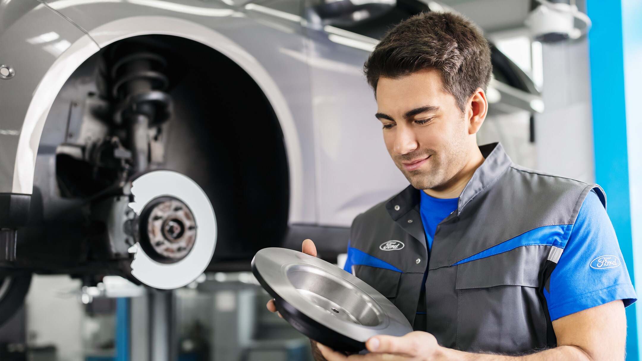 Ford Service Promotions Eu 2016 2016 2016 2016 2016 E Workshop 001 16X9 2160X1215 Man Inspecting Discbrake