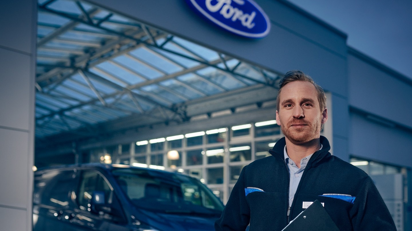 Ford Servicing Eu Technician Infront Of Workshop 16X9 2160X1215 Features Module Service Technician Infront Of Workshop
